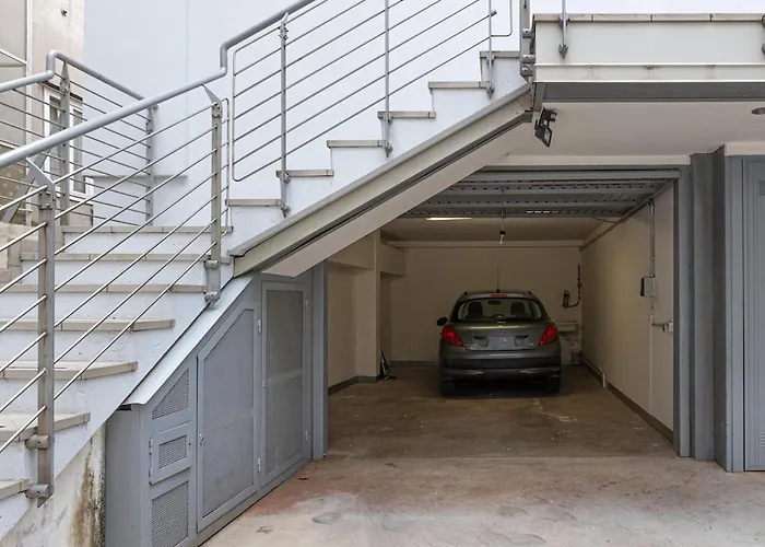 Mondrian L Bb * Триест