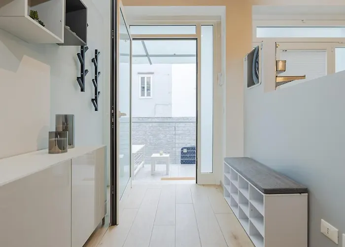 Mondrian L Bb Триест